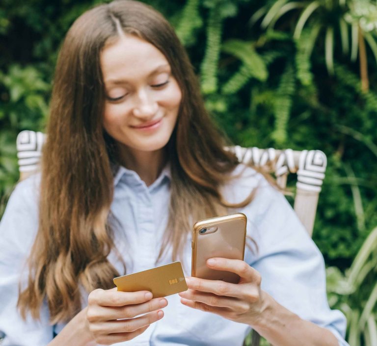 woman with wallet and phone Essex Mums
